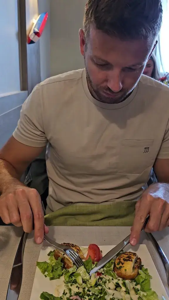 Chez Max_Magenta_slider_image_2