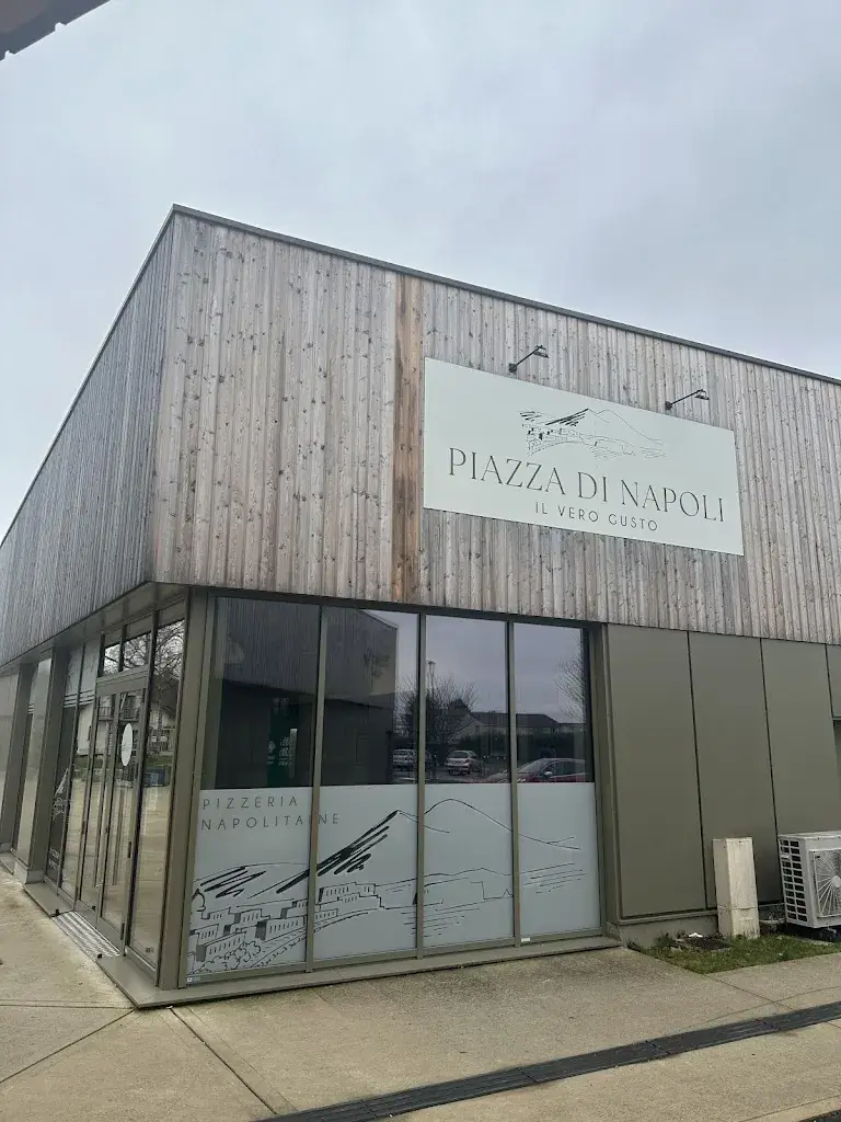 Piazza Di Napoli_Gueux_slider_image_1