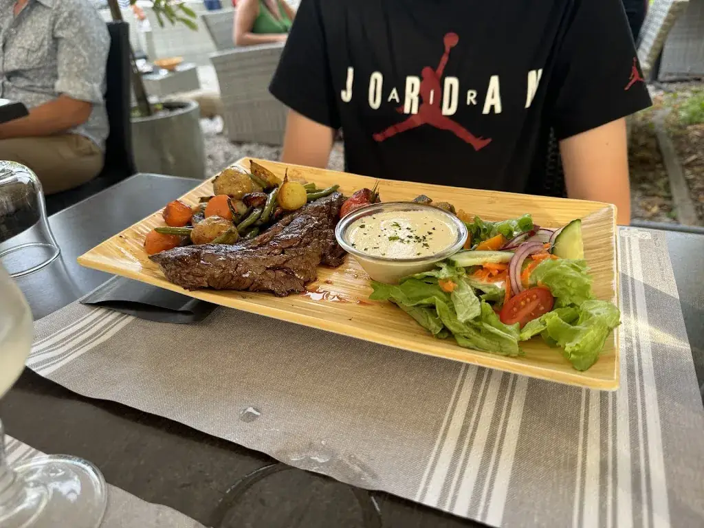 W Heuvel_Hôtel Restaurant Le Robinson_Haybes_review