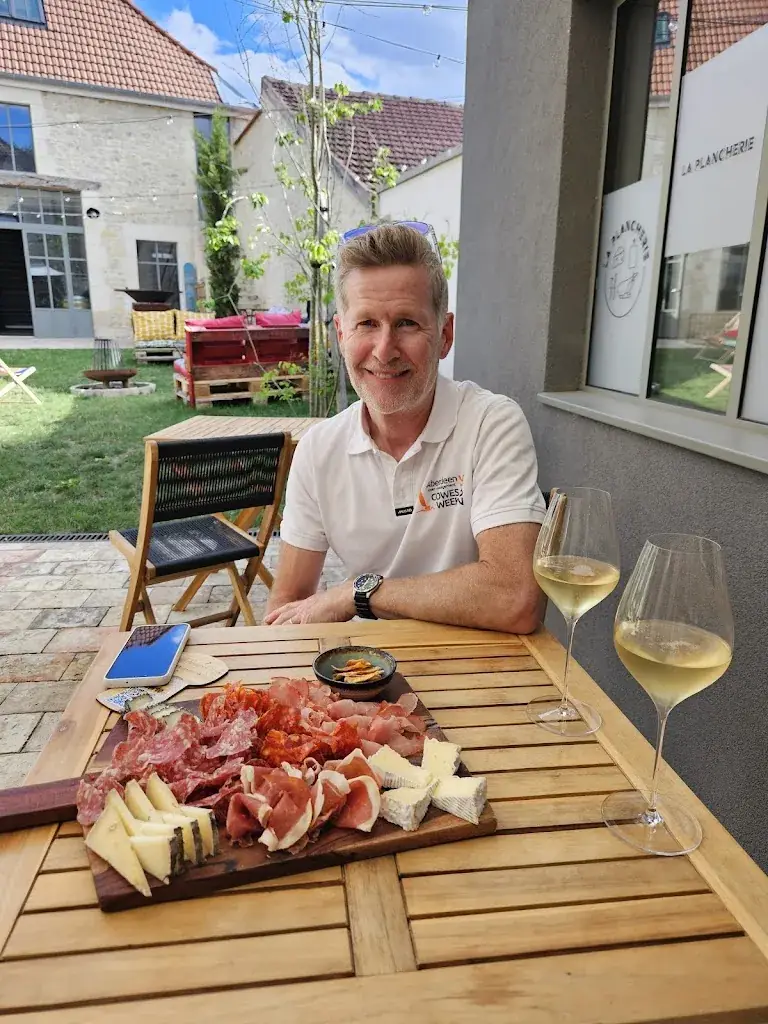 Beth Wernham-Kemp_Sixth Sens, Cave, Bar À Vins, Events_Hermonville_recensione