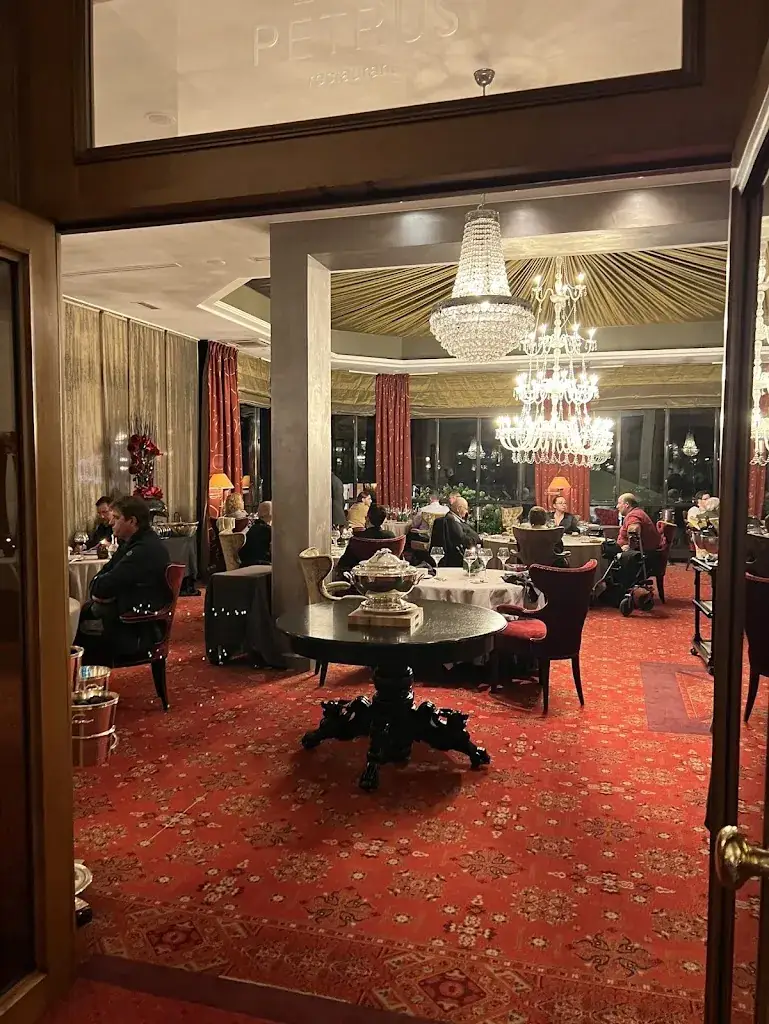 gregory barton_Le Pavillon P._Gérardmer_review