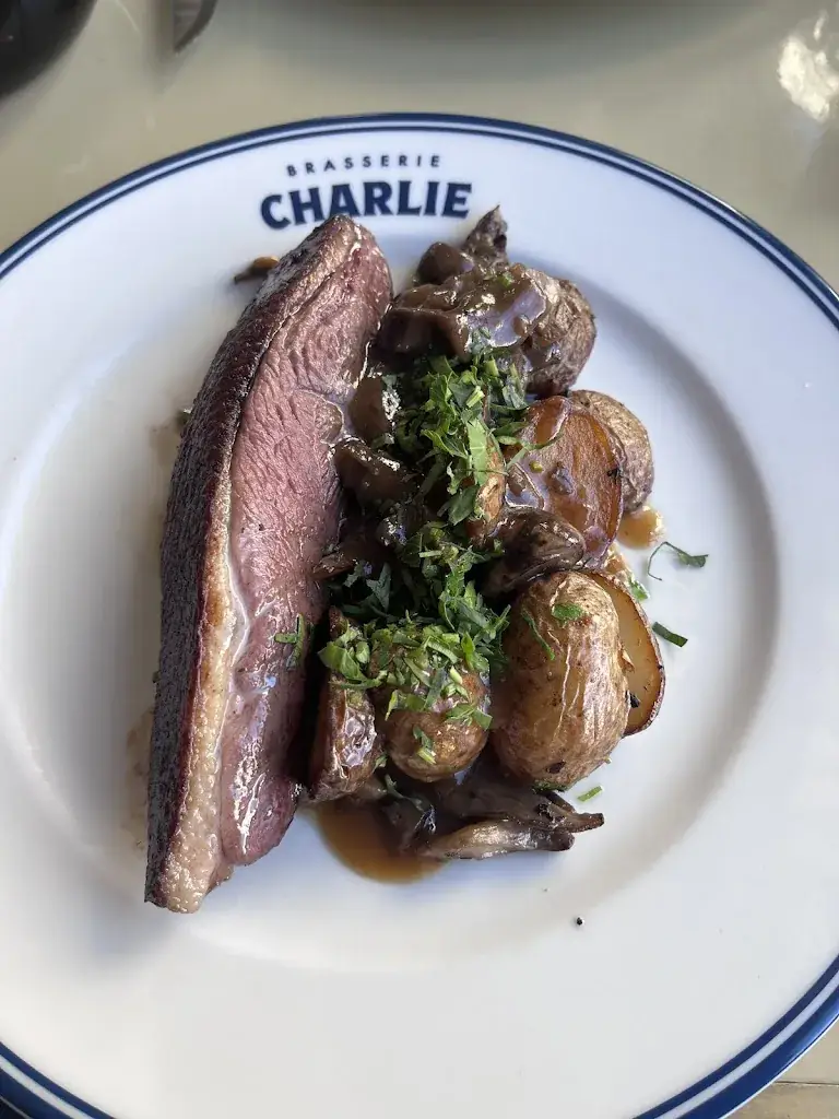 Riegmar “Ricky” Valies_Brasserie Charlie_Neuilly-sur-Seine_recensione