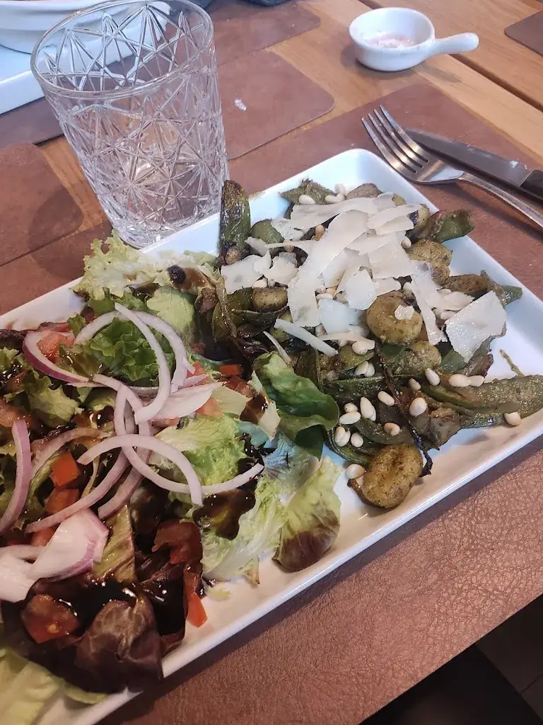 Melanie Lavin_Aux deux lions houssen_Houssen_review