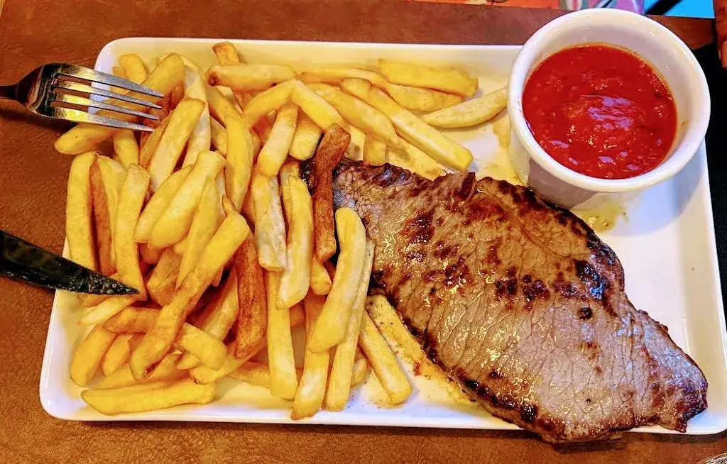 Arghavan Latifi_Aux deux lions houssen_Houssen_review