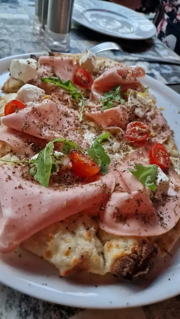 chat jaune_L’UNIK HAGUENAU - RESTAURANT MÉDITERRANÉEN_Haguenau_recensione