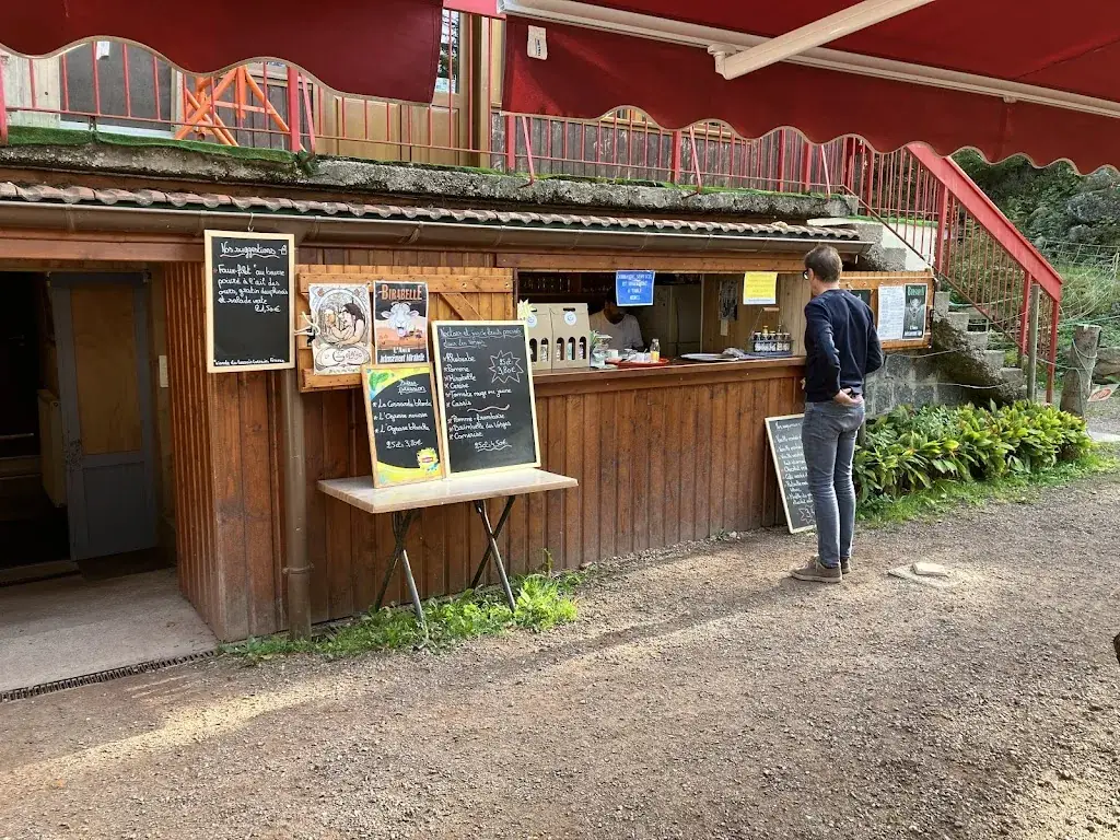 Le Chalet Du Lac Des Corbeaux restaurant in Bresse