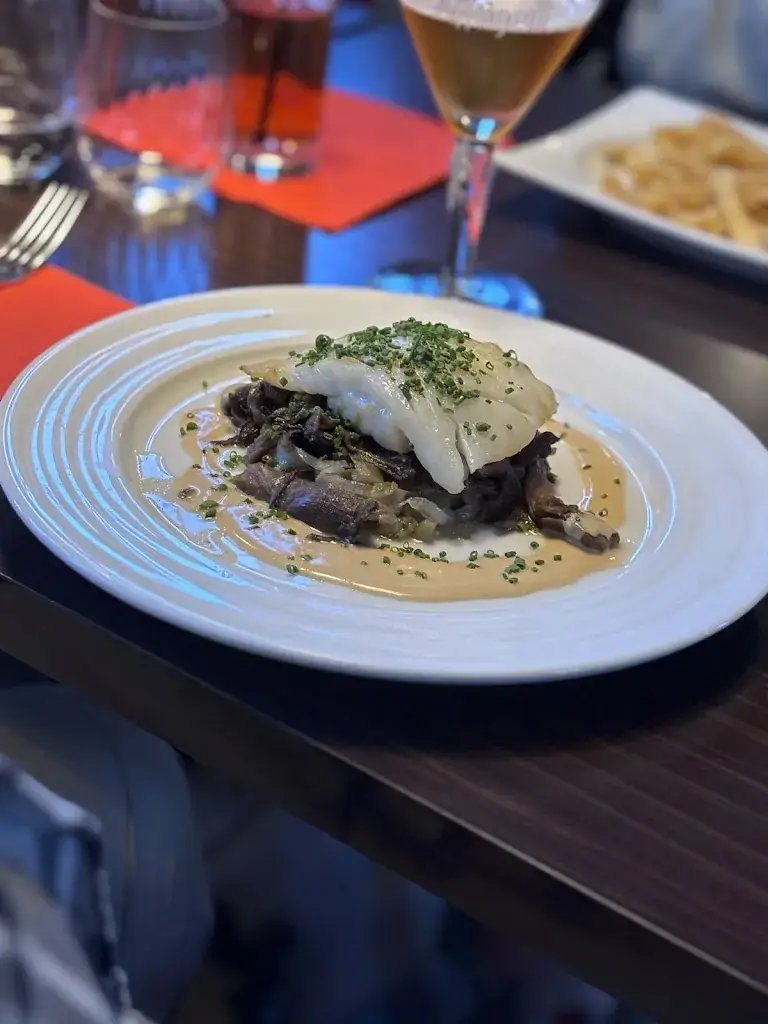 Derek Aubin_La Gare_Mesnil-sur-Oger_review