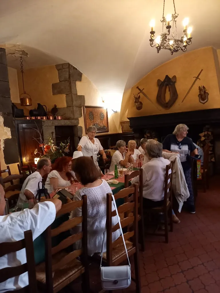 AUBERGE DU CHÂTEAU CAVEAU DU GAYCOEUR_Châteaugay_slider_image_1