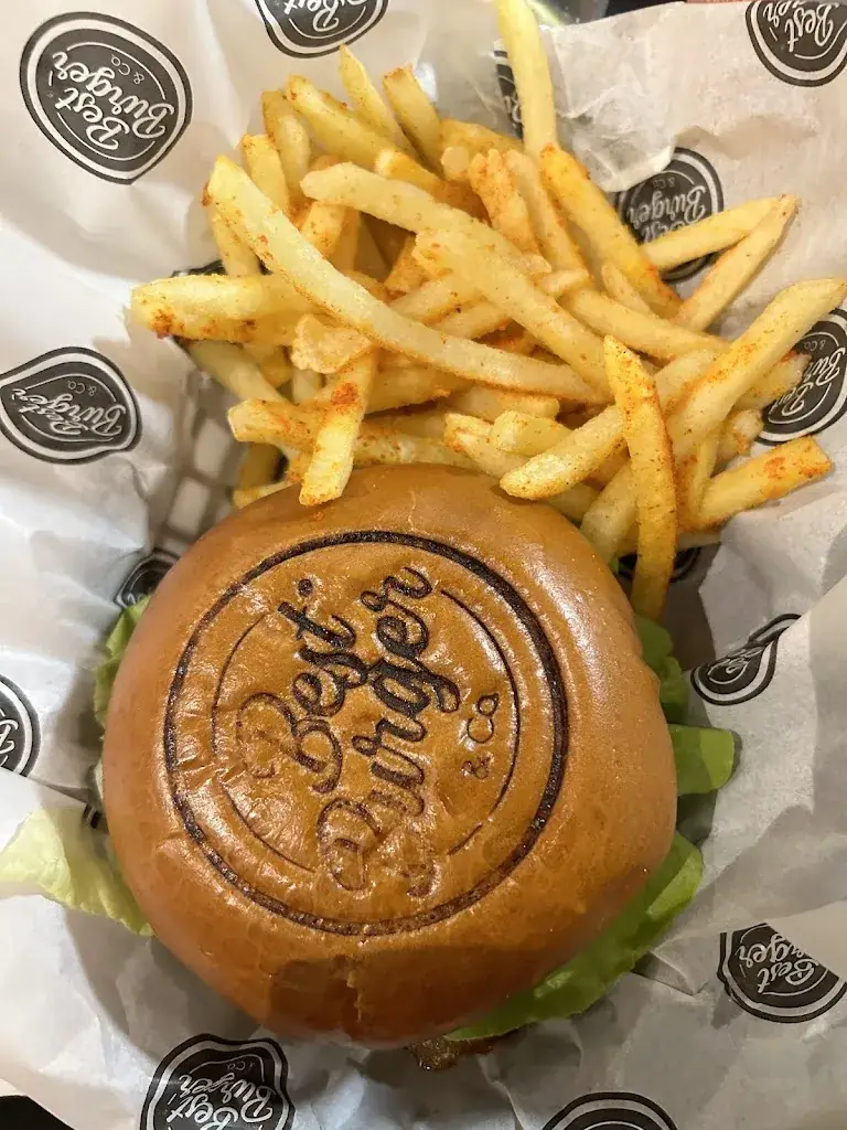 Jessica Alves_Best Burger & Co.® Joinville_Brazil_review