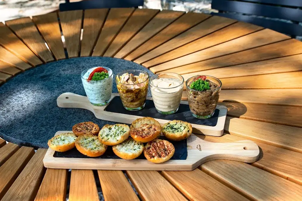 La Garçonnière - Restaurant et bien +_Châteauneuf-du-Rhône_slider_image_3