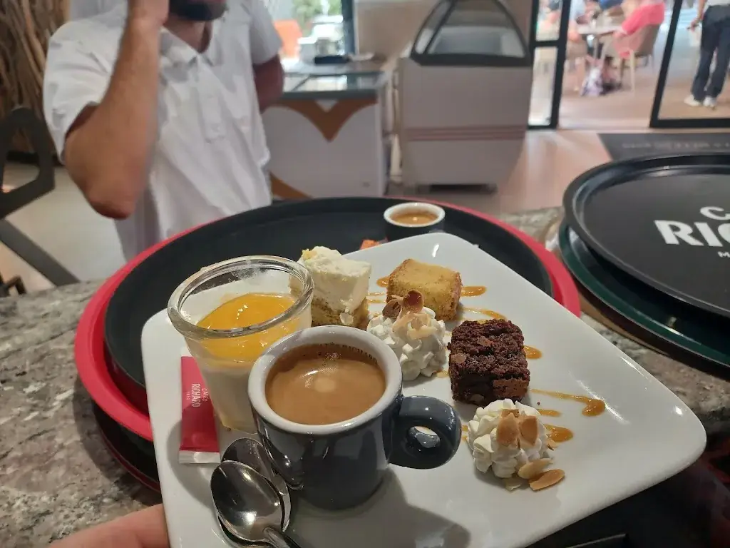 Brasserie La Mule du Pape_Châteauneuf-du-Pape_slider_image_3