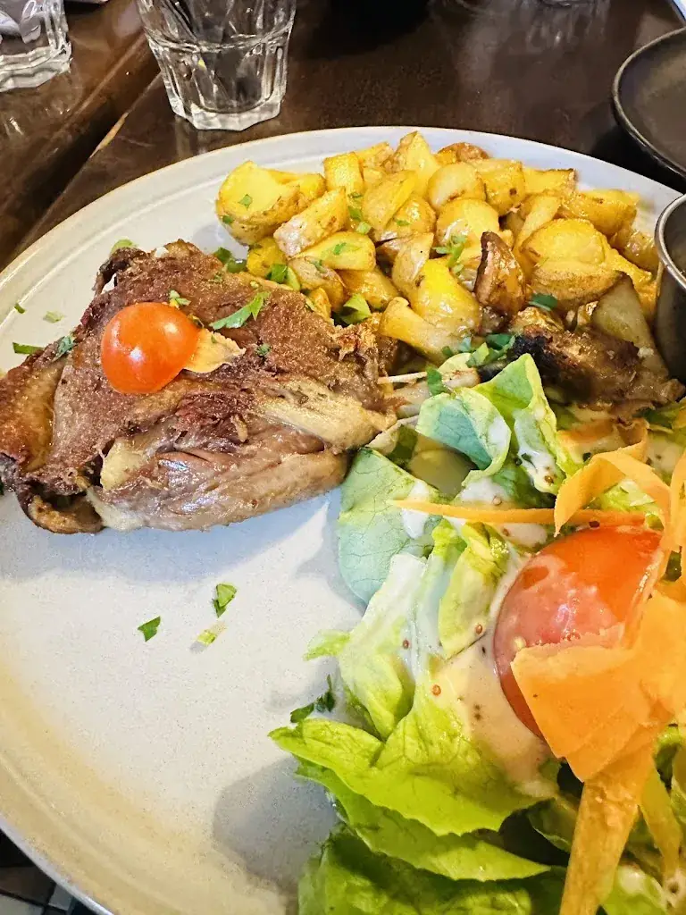 Mariana Kao_Le Relais du Louvre_Paris_review