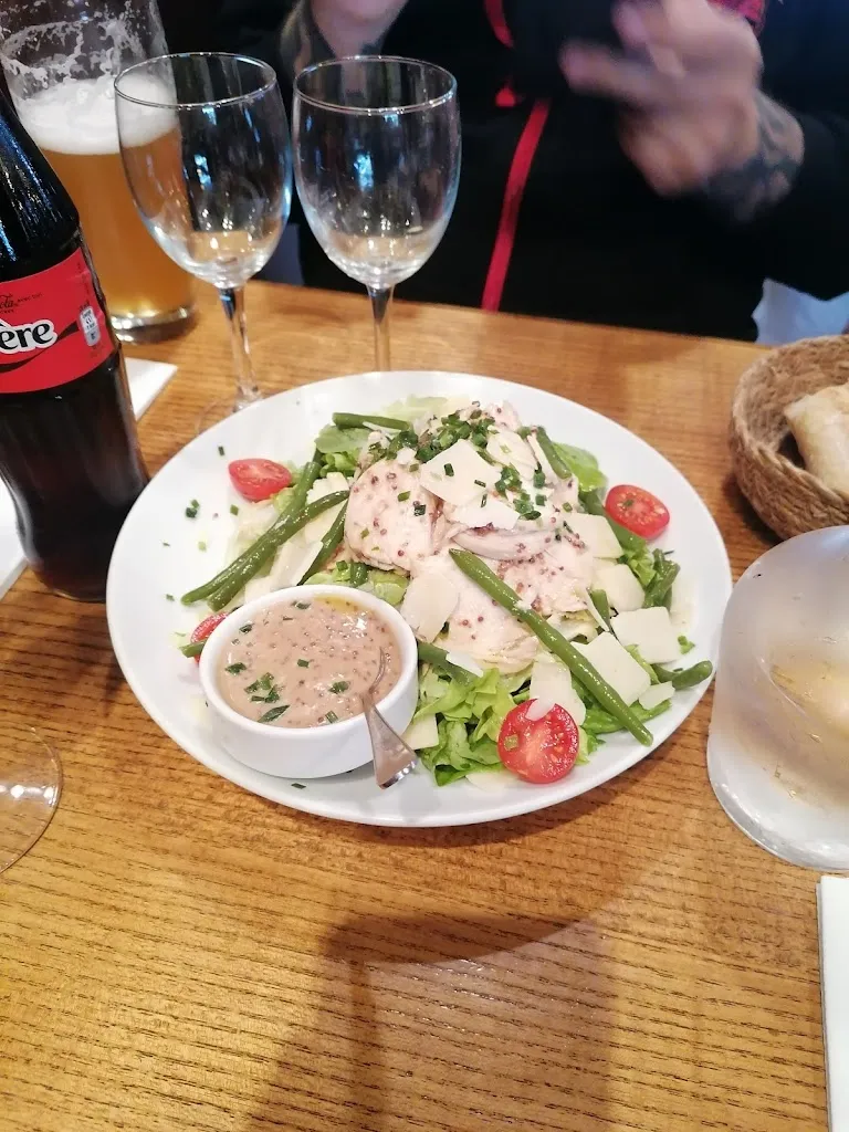 Kate Soulthorn_Louise Café_Paris_review