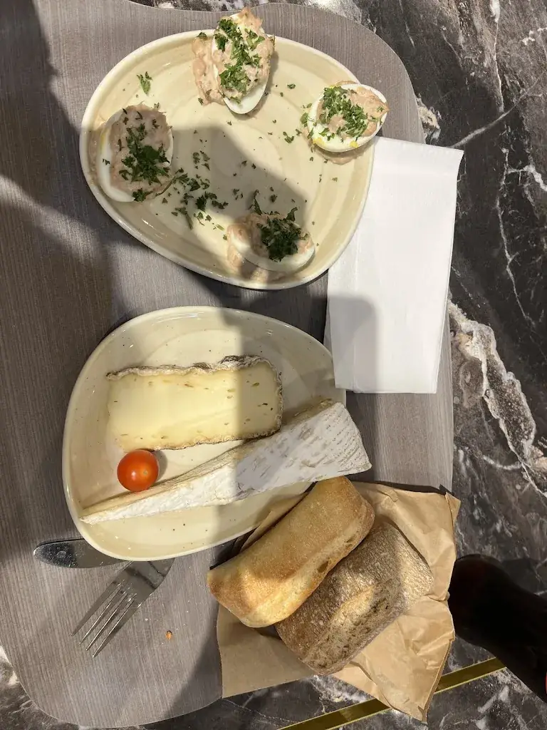 Karen Alejandra Alfaro Lara_French Beer Brasserie_Paris_review