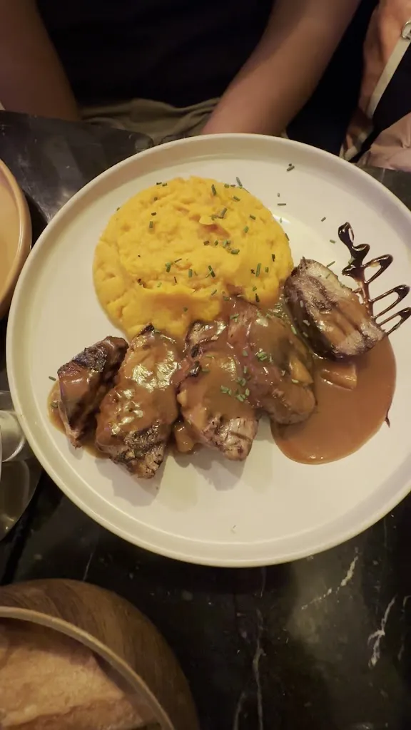 Le Musset_Paris_slider_image_2