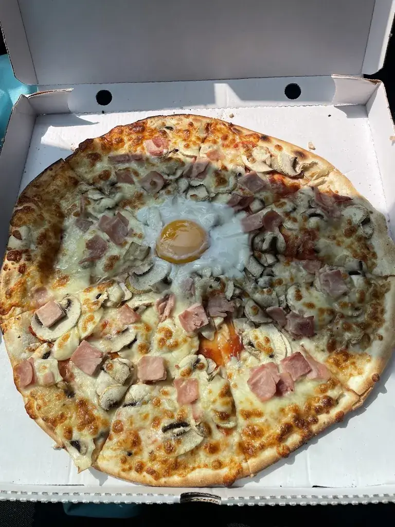 Léa _Pizzeria La Salsa + distributeur de pizzas 24h/24, 7j/7_Mailly-le-Camp_review