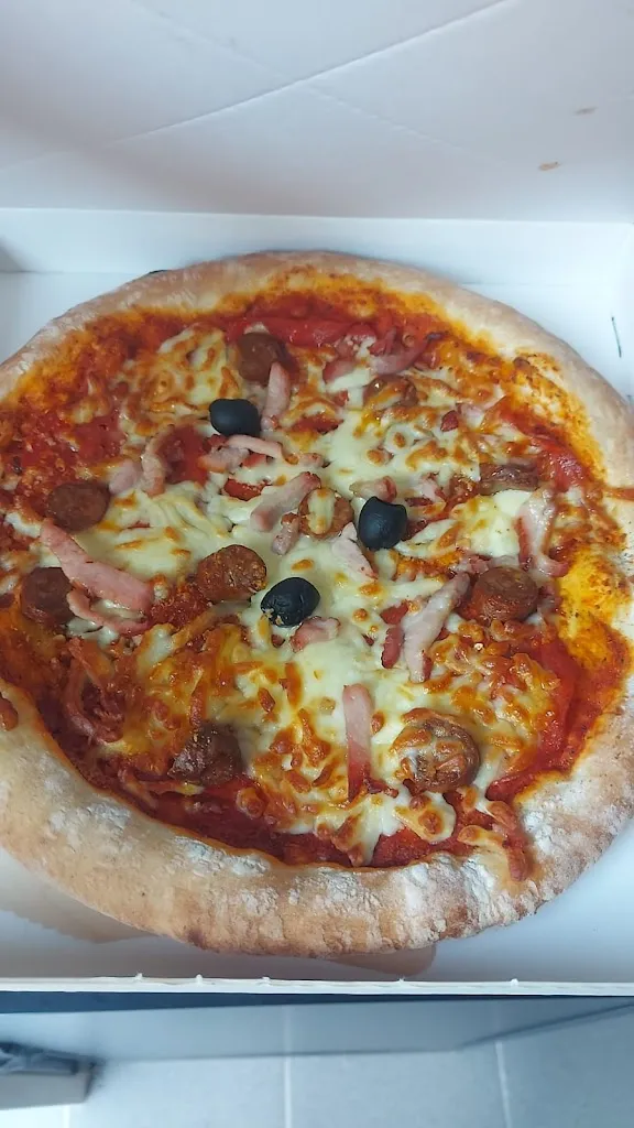 Lucie Da costa_THE BLACK BOX MÉRY-SUR-SEINE - Distributeur de pizza et boisson 24h/24 7j/7_Méry-sur-Seine_review