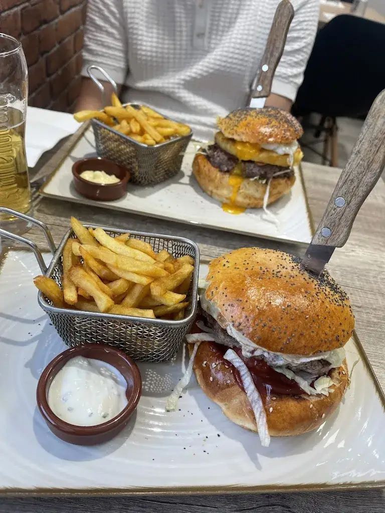 Chloé Loréline_Burger Et Traditions_Montbrison_review