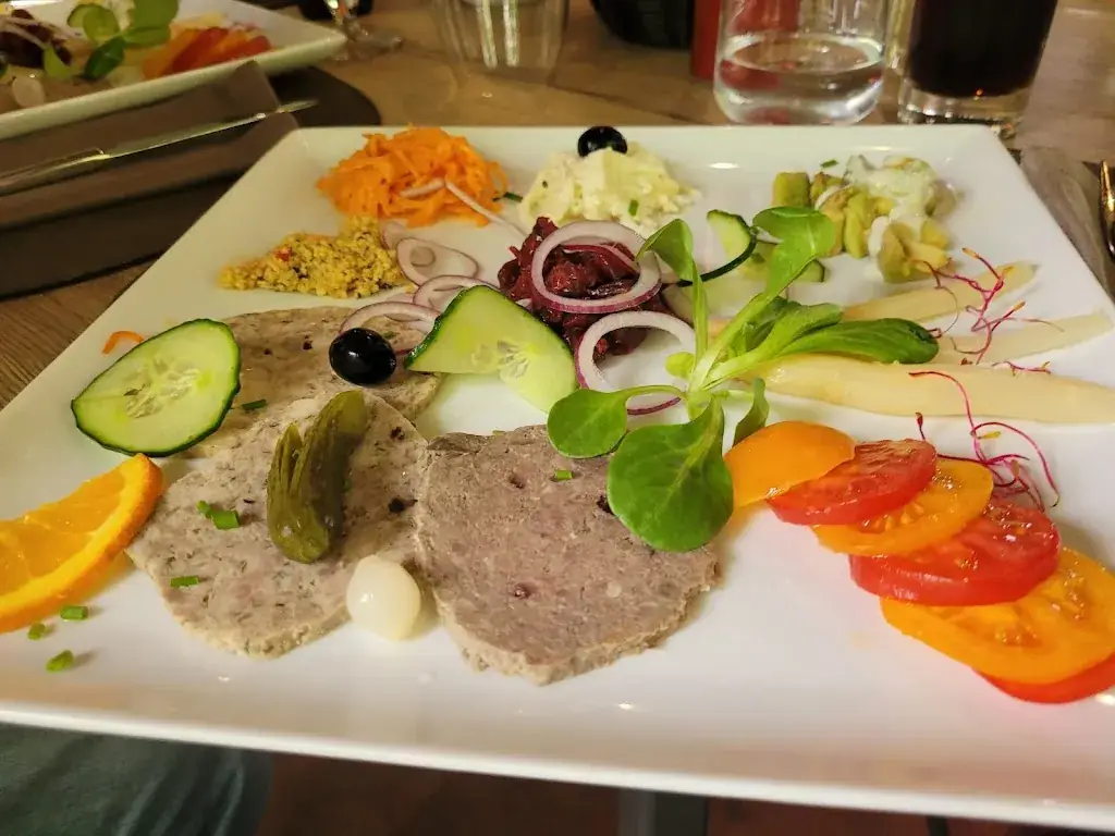 christelle sfeir_Au Joli Bois_Der_review