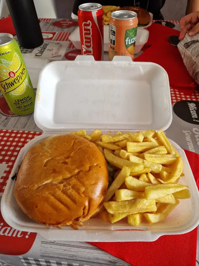 Laura Grasswill_Burgerine's_Morhange_review