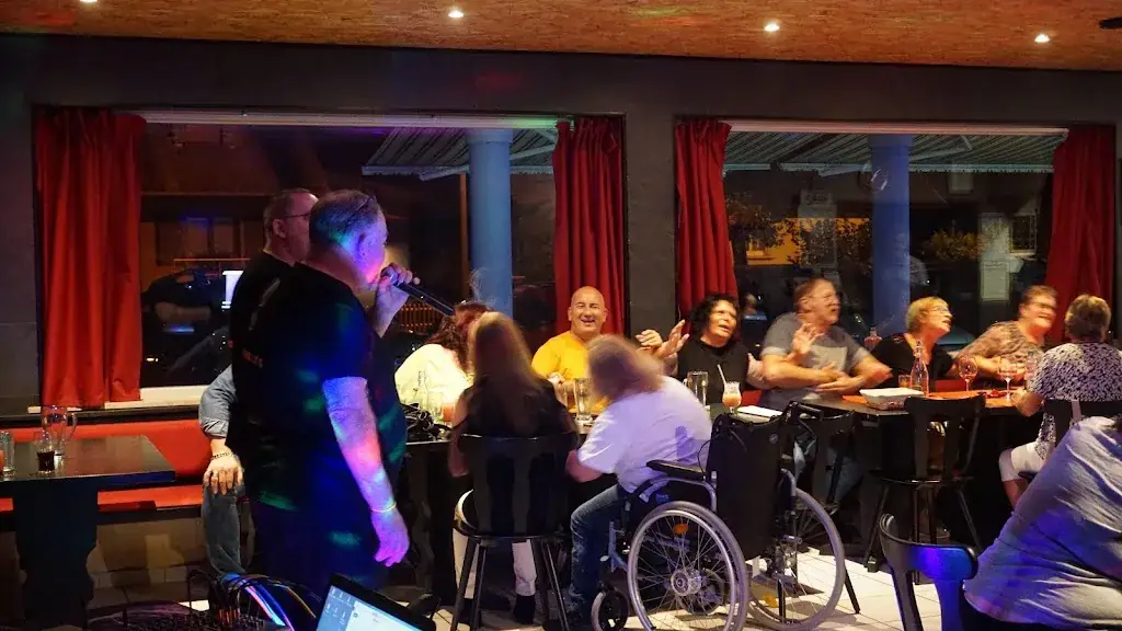 Rolf Hiss_Restaubar_Roggenhouse_review