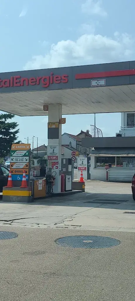 Marianne_Total Petrol Station Access_Montmirail_review