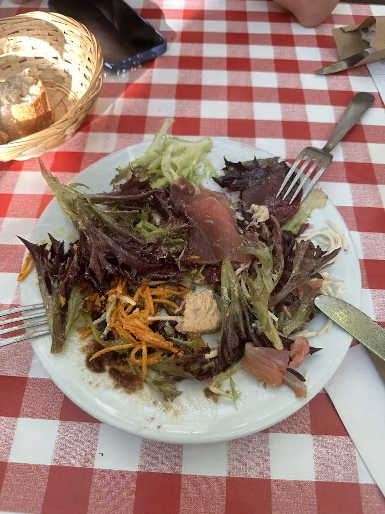 Emre Çelikli_la table des malker_Munster_review