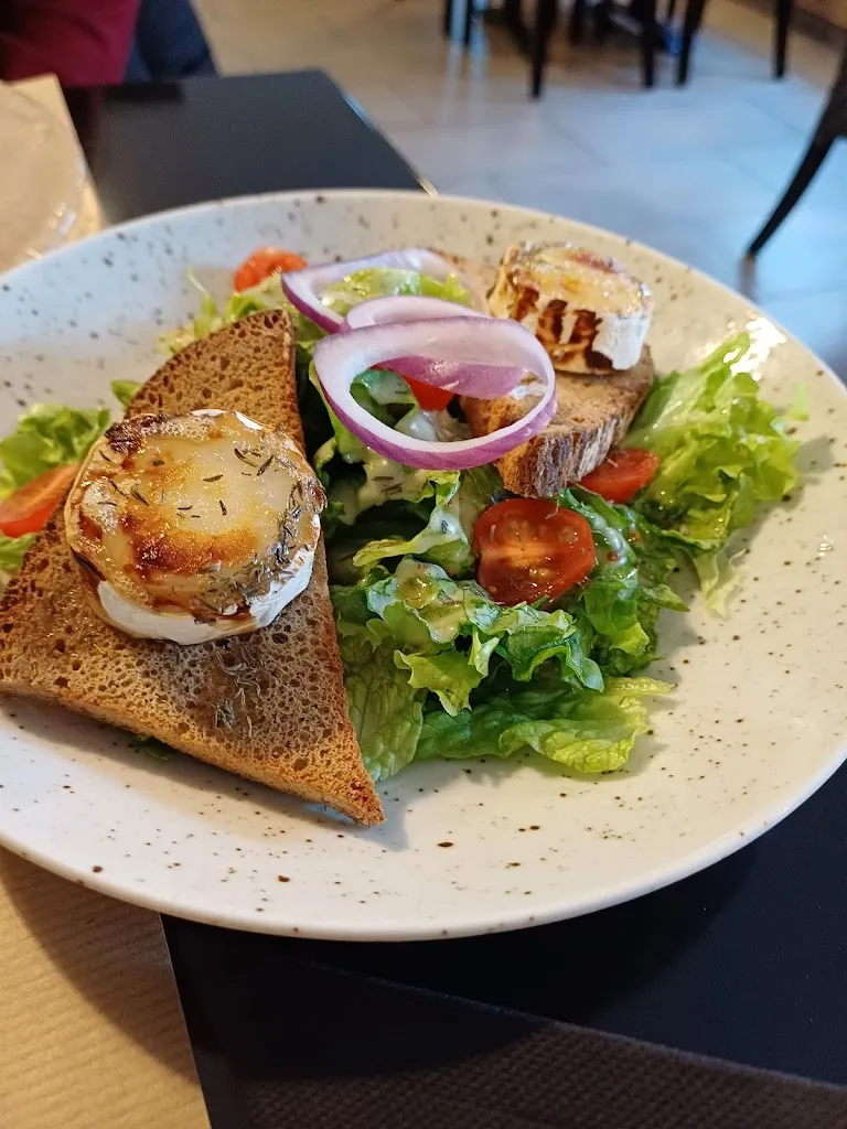 Warren B._La Salle des Gardes_Senones_review