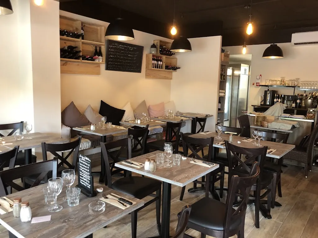 Le Petit Cabanon Restaurant in Châteauneuf-Grasse