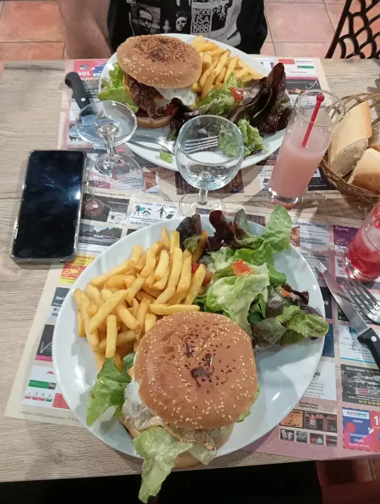 isabelle Muci_Brasserie Le Charly's, restaurant Chasse sur Rhône, bar_Chasse-sur-Rhône_review