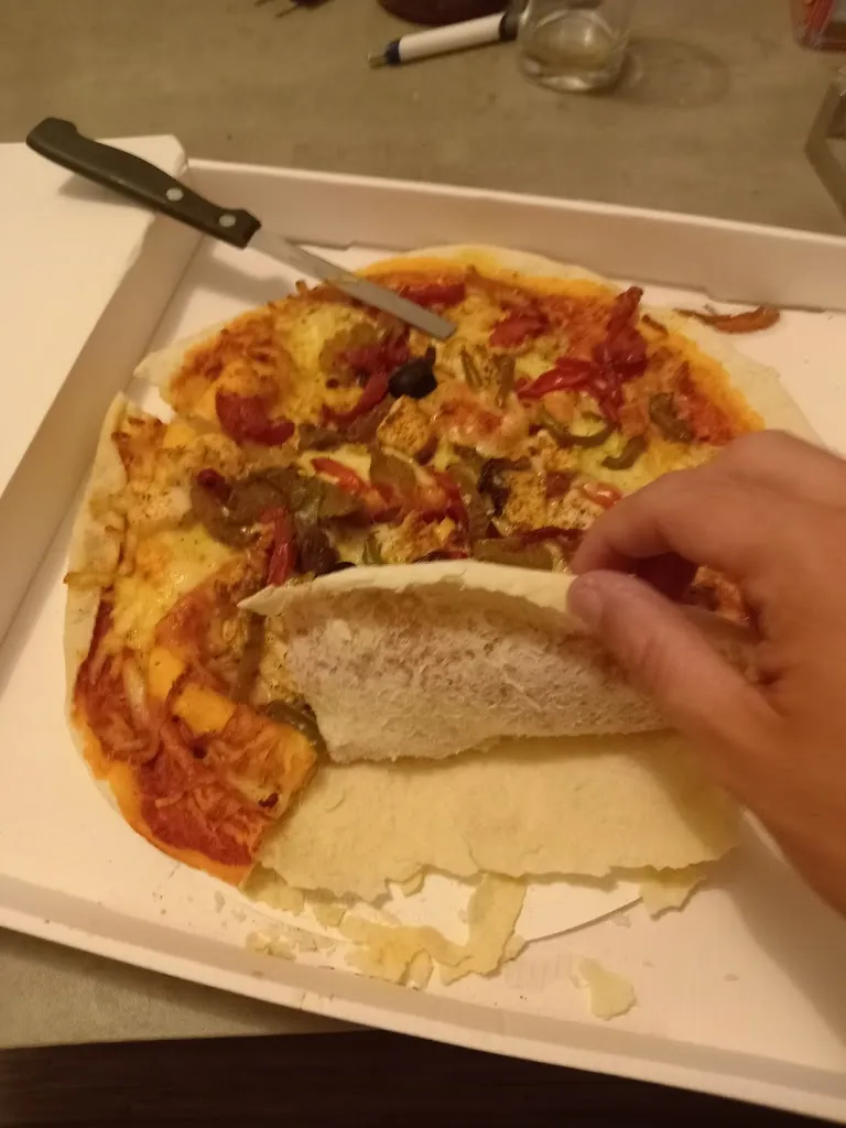 Adrien Hureau_distributeur de pizza au ptit resto chez sophie_Pouru-Saint-Remy_review