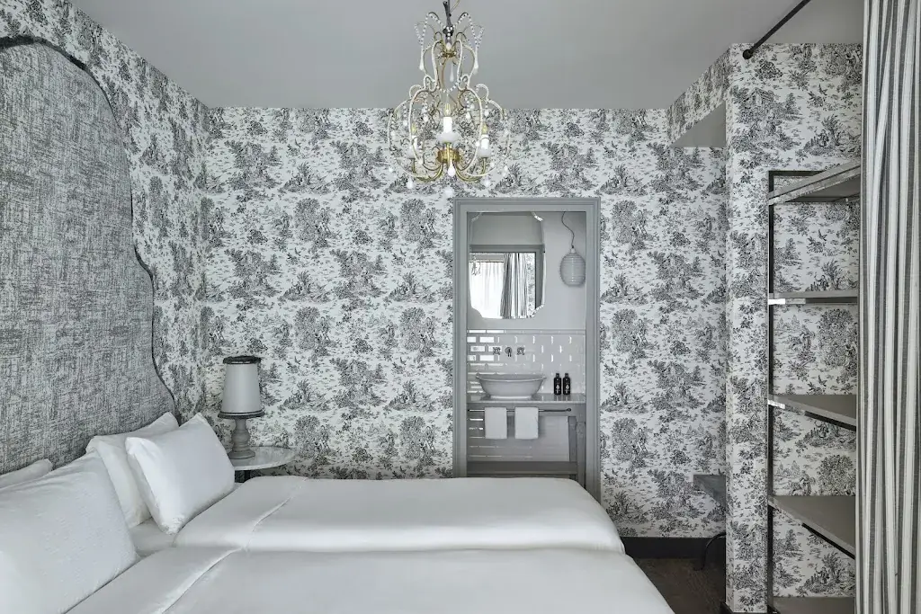 COMO Le Montrachet_Puligny-Montrachet_slider_image_2