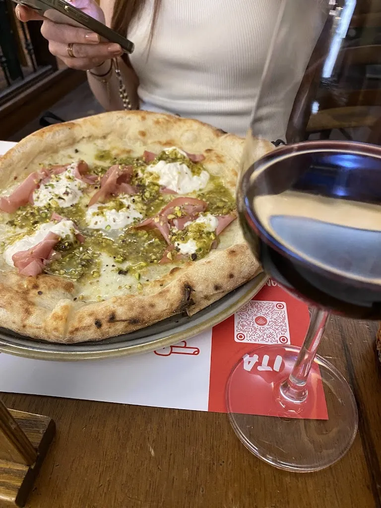Paris Lawrence_Alleria Pizzeria Newpolitana_Italy_review