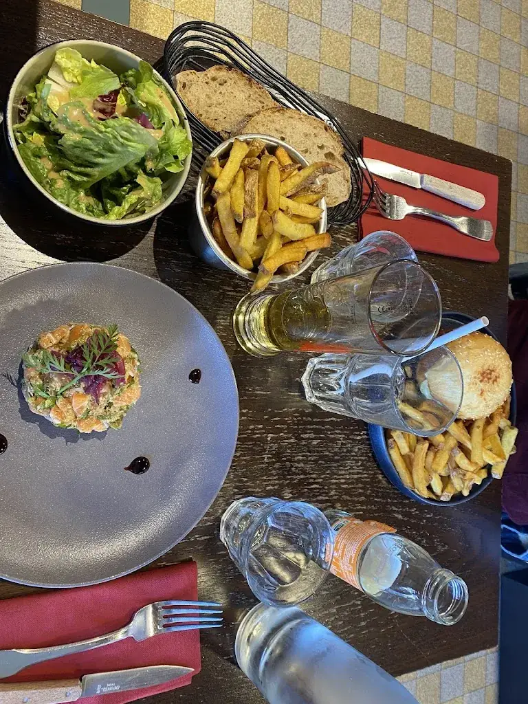 Eloïse B_Sur le zinc_Cluses_review