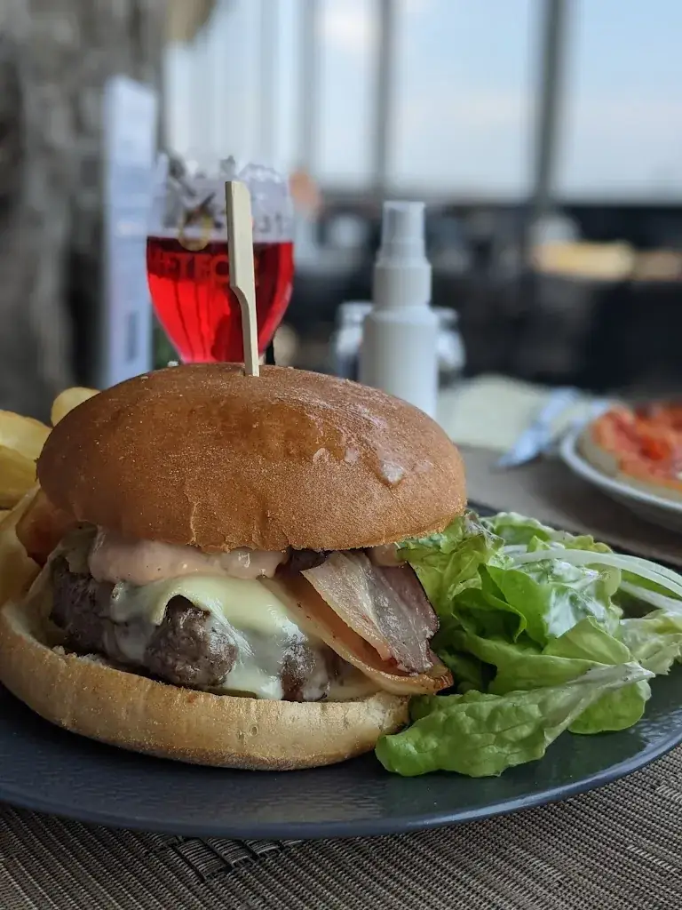 Restaurant Le St Cru_Sainte-Croix-en-Plaine_slider_image_3