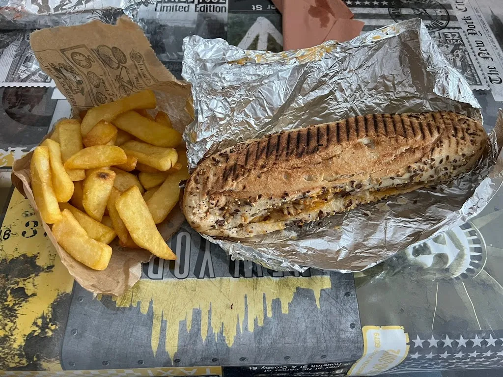 Sulyman Ozudogru_Le 19_Saint-Max_review