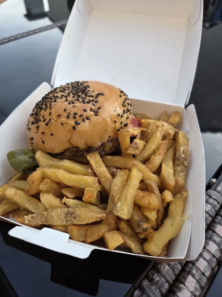 Gwen Curz_La fabrique de Charley Restaurant et distributeur à pizzas_Sarry_review