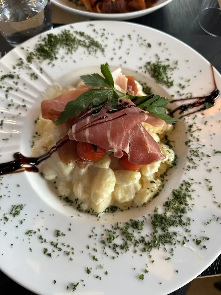 Gunawan Iskandar_LaGioia_Sausheim_review