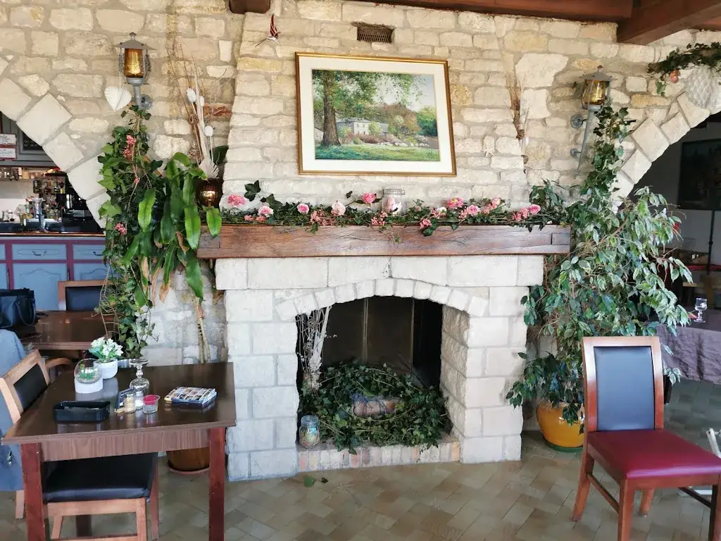 Hôtel La Table Des Bons Pères restaurant in Bislée