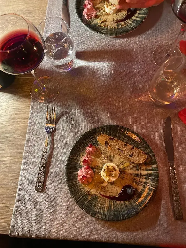 Conor O'Malley_Entrepotes_Saint-Louis_review