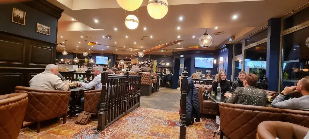 Roberto Chiu_Au Bureau - Pub et Brasserie_Saint-Louis_review