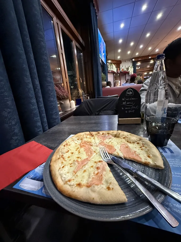 Biker_Café De La Poste_Saint-Louis_review