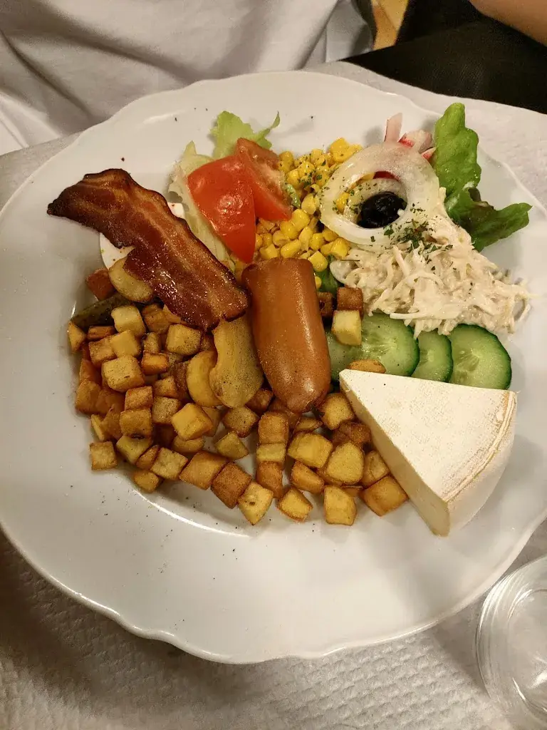 Cassi P_Auberge de la Demi-Lune_Sundhouse_review