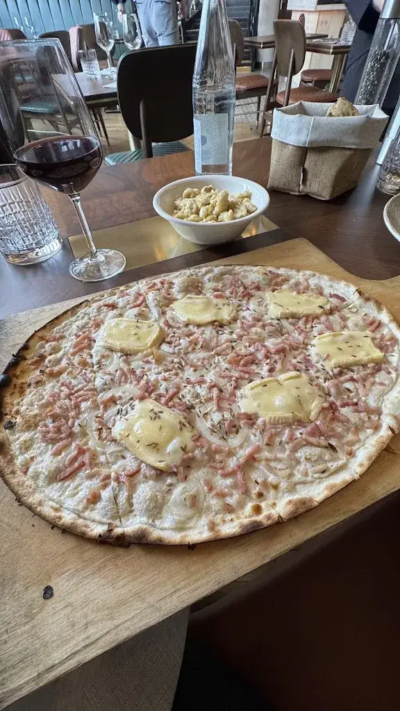 Andrew Ding_Restaurant Alsacien Strasbourg Schnockeloch - Tarte flambée Flammekueche_Strasbourg_review