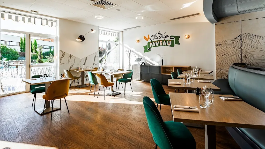 Le Champ Paveau by Novotel restaurant in Tinqueux