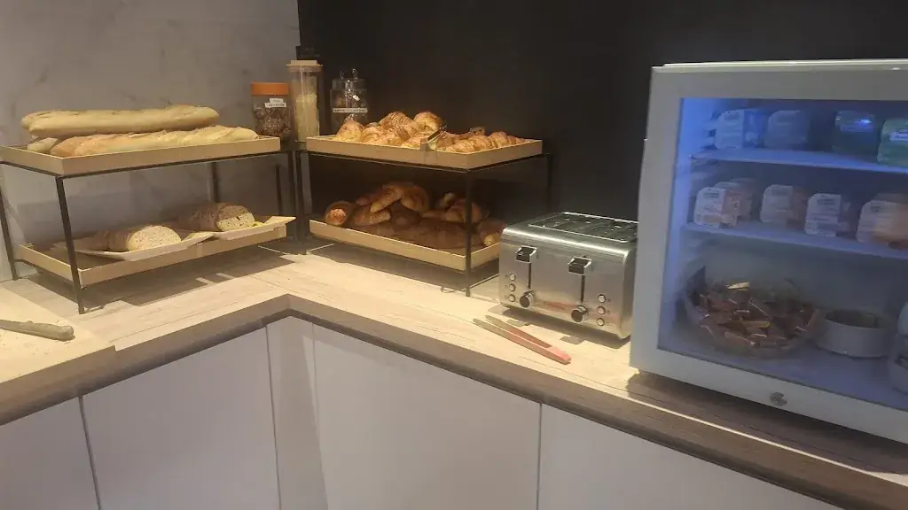 Joanne Clare_Les Orchidées_Verdun_review