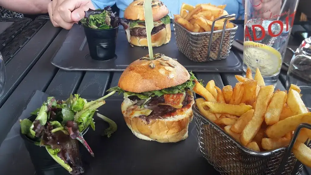 Melis Kabaoglu_Restaurant A TABLE..._Vagney_review