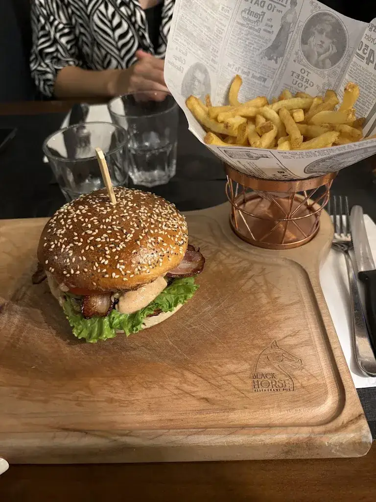 Lucia Marconi_Black Horse_Morges_avis