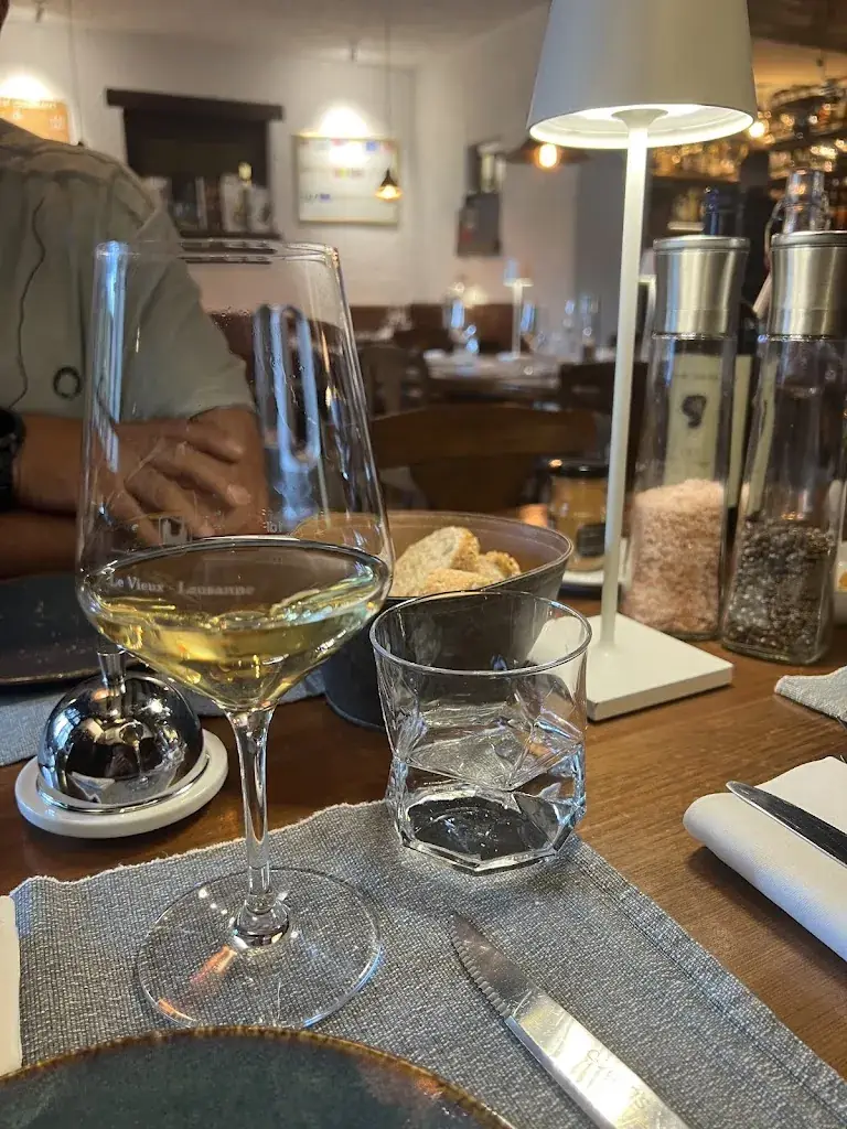 Desislava Ratchova_Vieux-Lausanne Restaurant & Giraf Bar_Lausanne_review