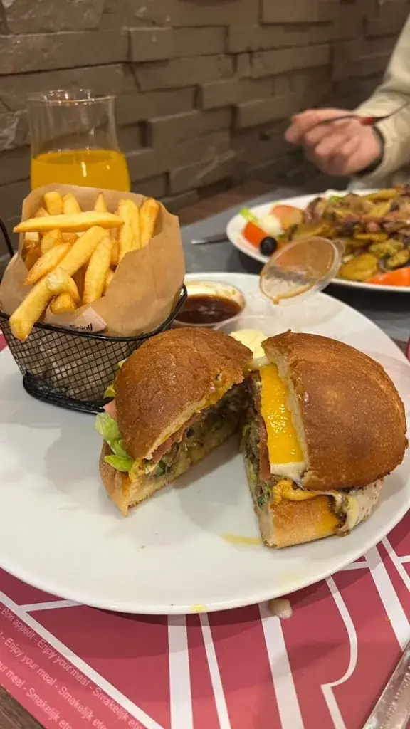 The Place_Vivier-au-Court_slider_image_3